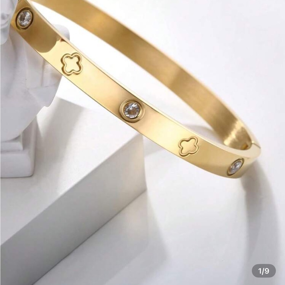 Elegant Gold Tone with Crystal accents Bangle Bracelet